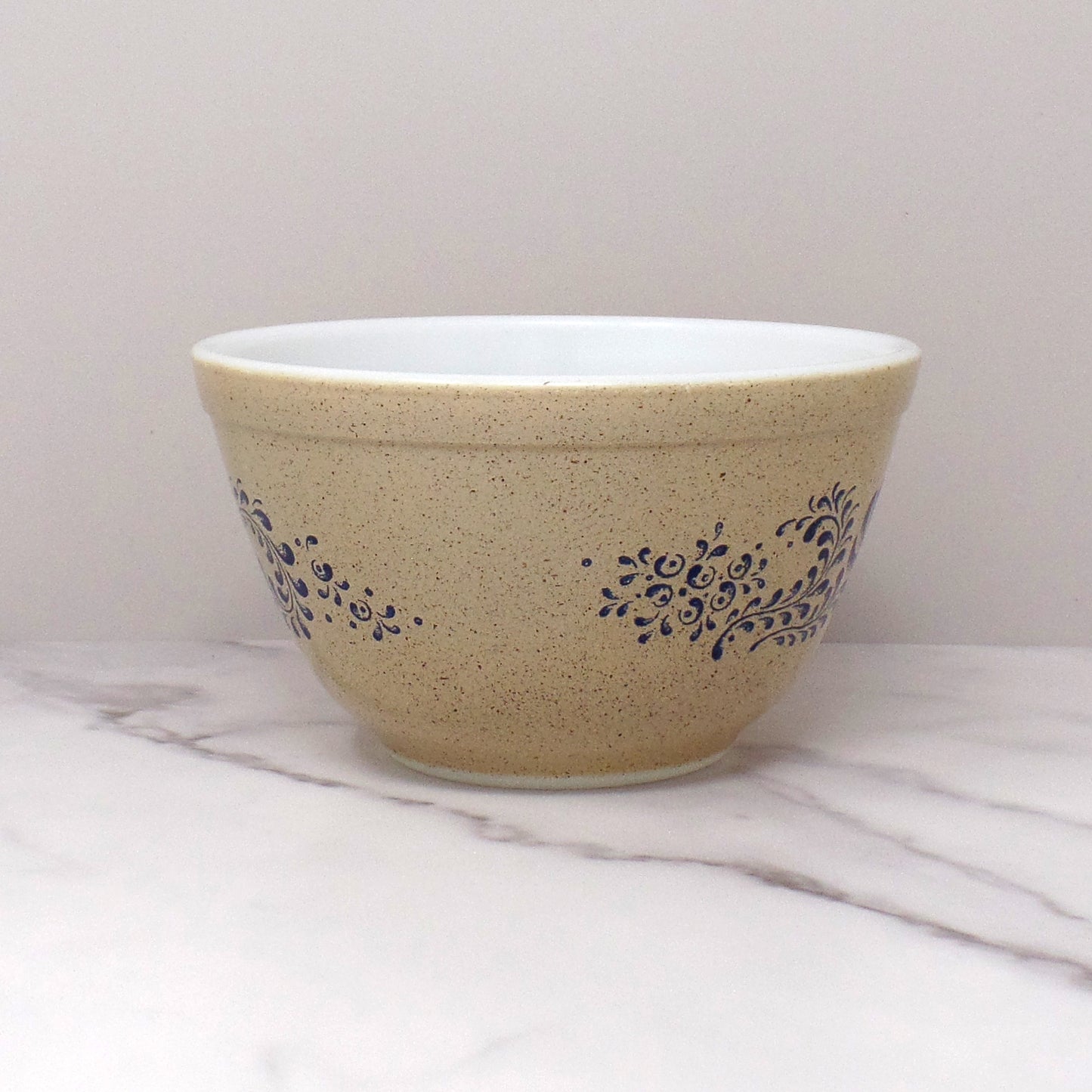 Vintage Pyrex 401 Mixing Bowl, 1-1/2 Pt - Homestead (1977-1980)
