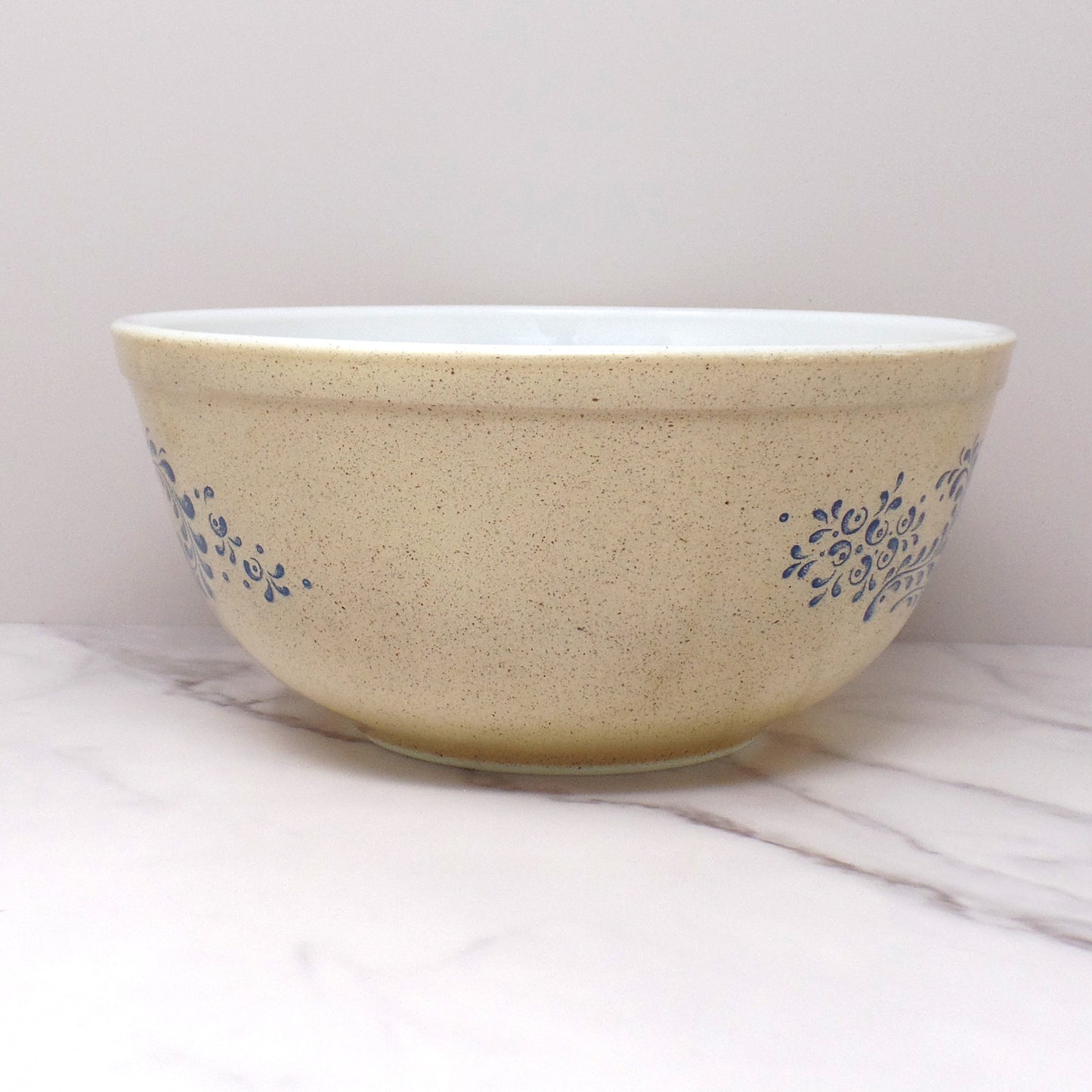 Vintage Pyrex 403 Mixing Bowl, 2-1/2 Qt - Homestead (1976)