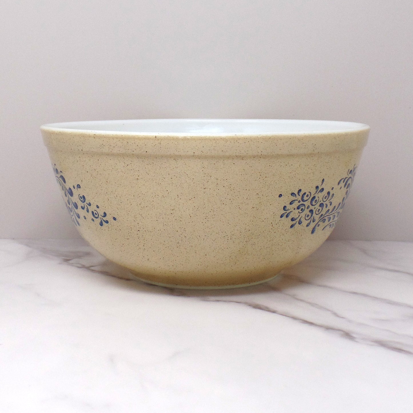 Vintage Pyrex 403 Mixing Bowl, 2-1/2 Qt - Homestead (1976)