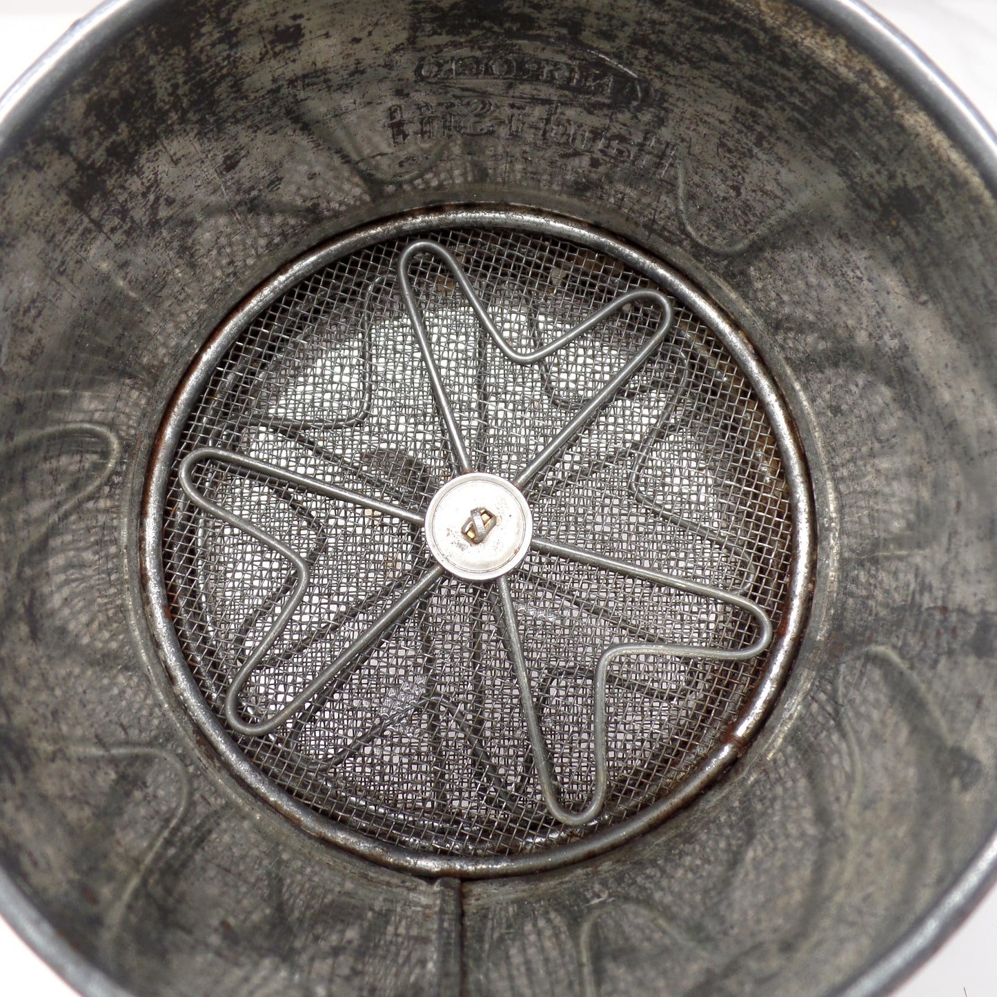 Vintage Androck Hand-i-Sift Sifter with Red Wooden Handle, Floral Pattern (1950s)