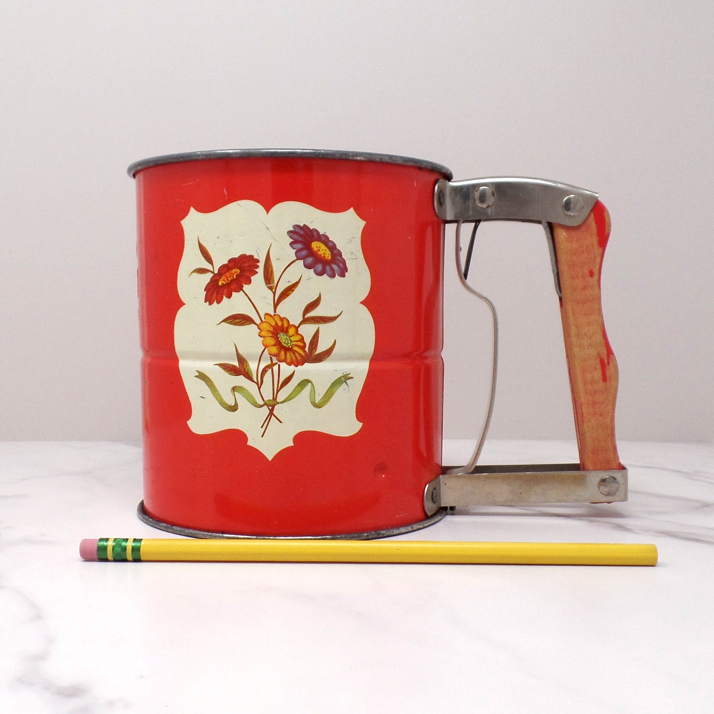 Vintage Androck Hand-i-Sift Sifter with Red Wooden Handle, Floral Pattern (1950s)