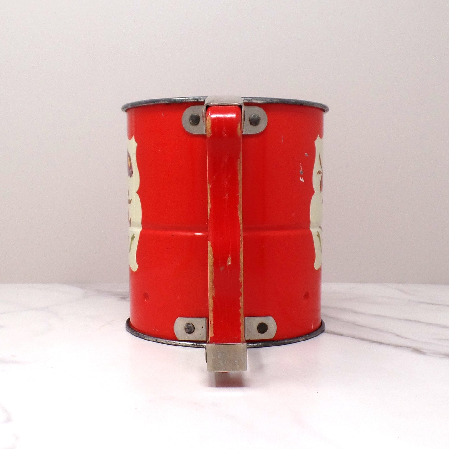 Vintage Androck Hand-i-Sift Sifter with Red Wooden Handle, Floral Pattern (1950s)