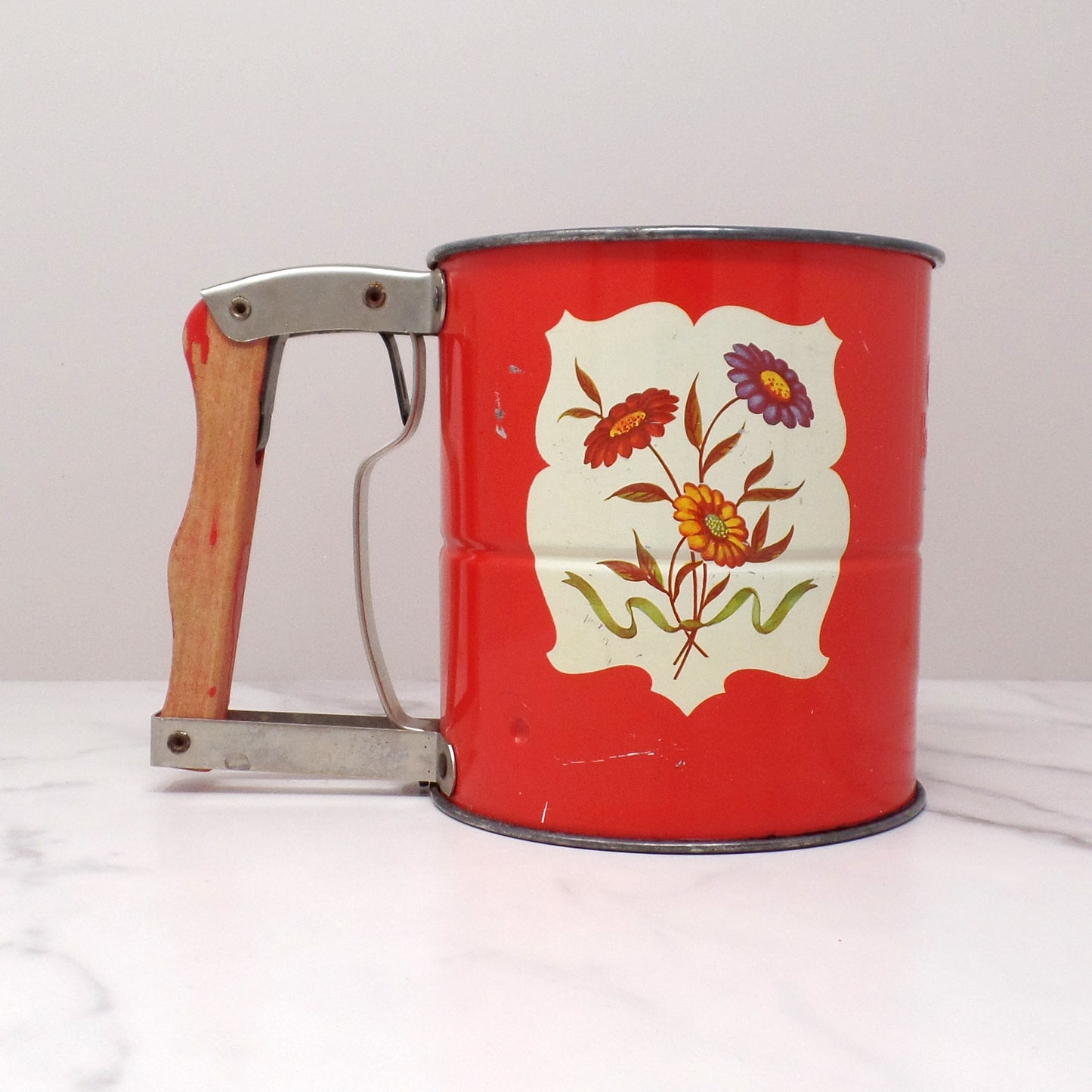 Vintage Androck Hand-i-Sift Sifter with Red Wooden Handle, Floral Pattern (1950s)