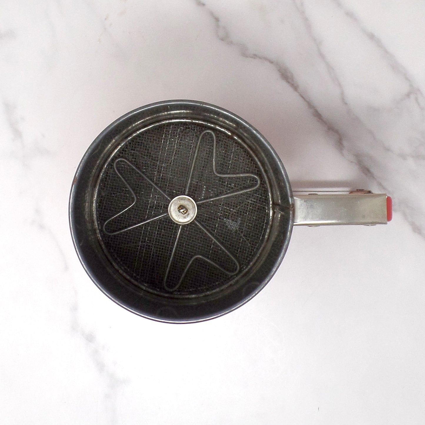 Vintage Androck Hand-i-Sift Sifter with Red Wooden Handle, Floral Pattern (1950s)
