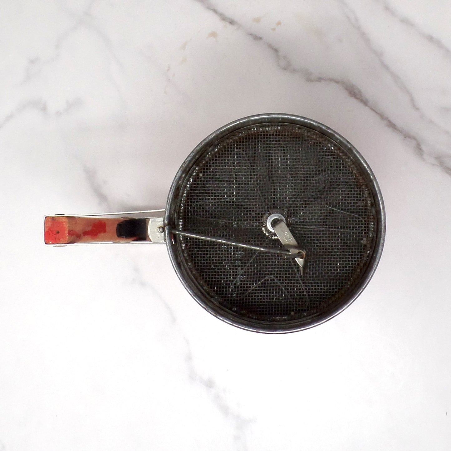 Vintage Androck Hand-i-Sift Sifter with Red Wooden Handle, Floral Pattern (1950s)