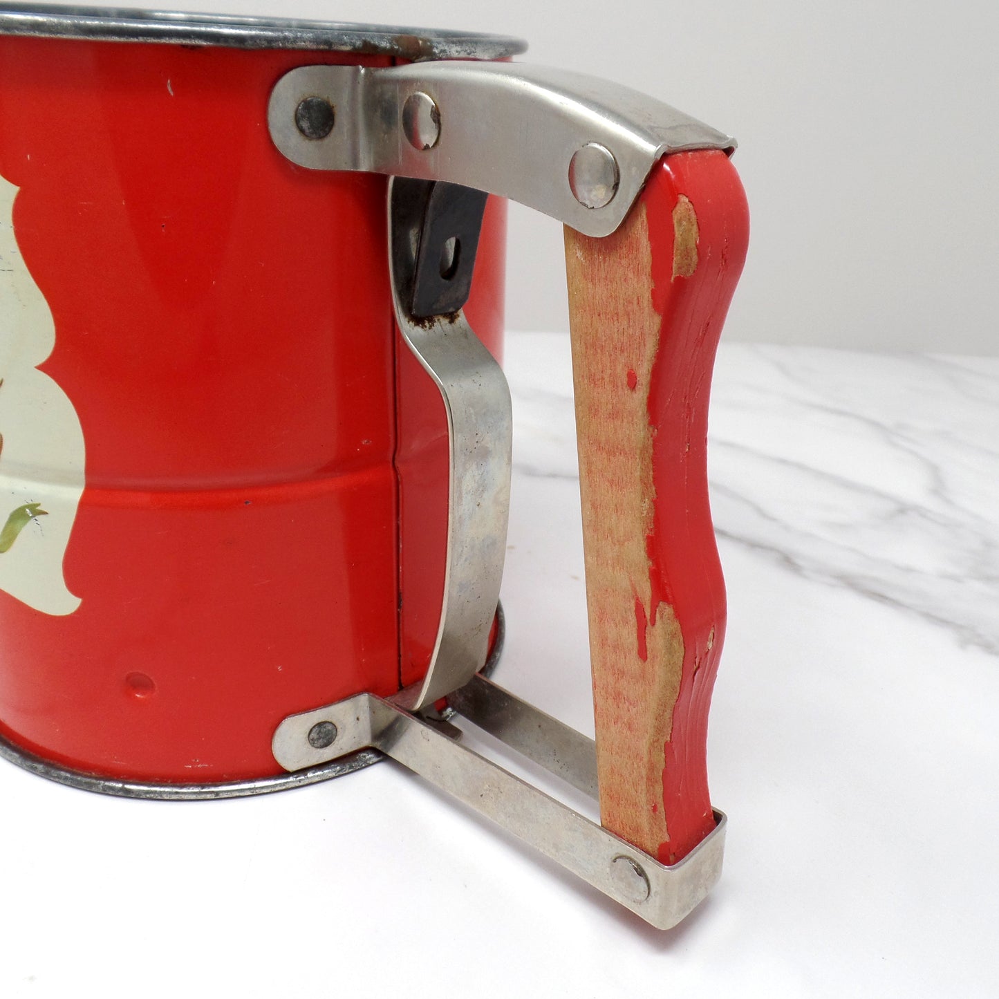 Vintage Androck Hand-i-Sift Sifter with Red Wooden Handle, Floral Pattern (1950s)