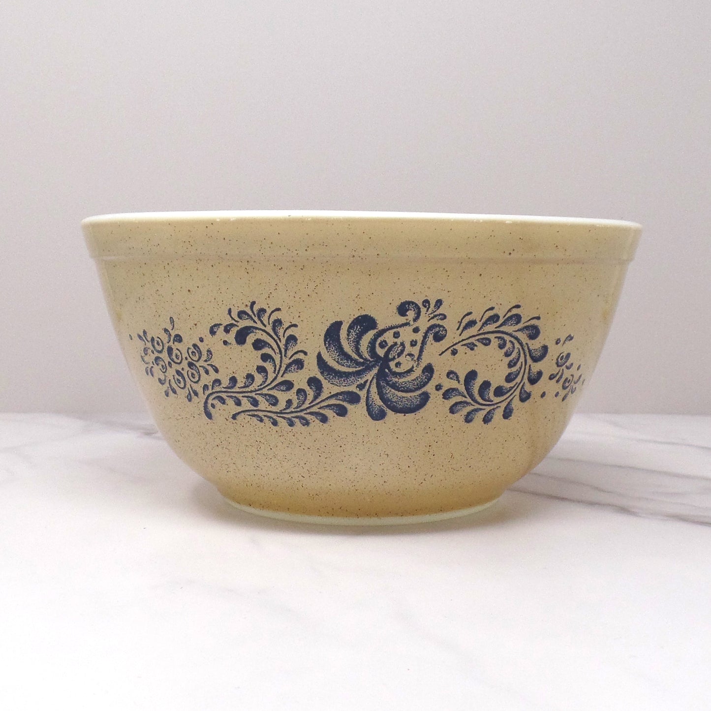 Vintage Pyrex 402 Mixing Bowl, 1 1/2 Qt - Homestead (1976-1980s)