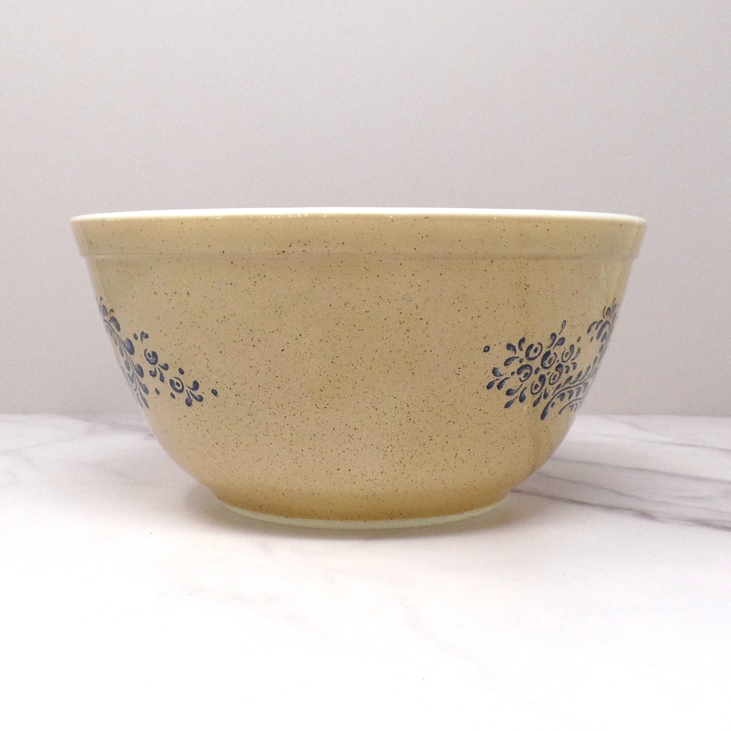 Vintage Pyrex 402 Mixing Bowl, 1 1/2 Qt - Homestead (1976-1980s)