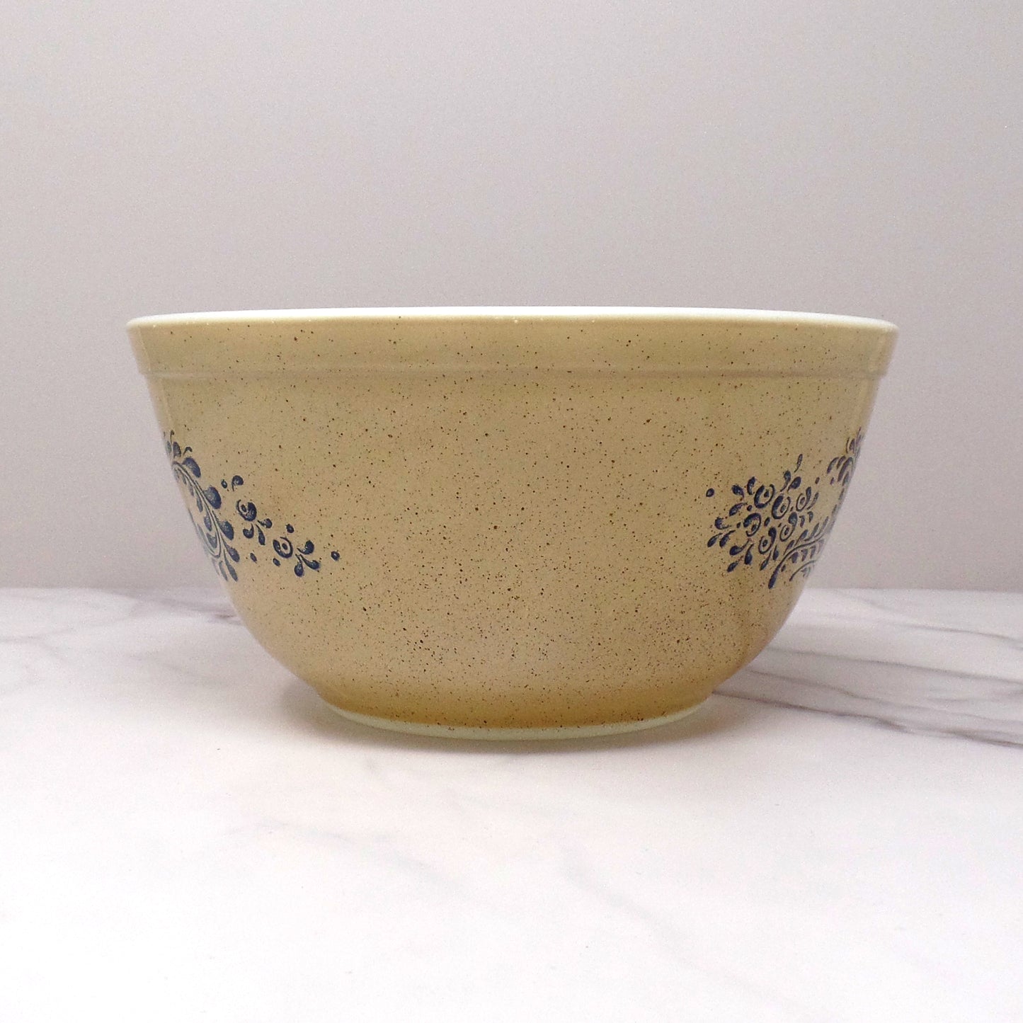 Vintage Pyrex 402 Mixing Bowl, 1 1/2 Qt - Homestead (1976-1980s)