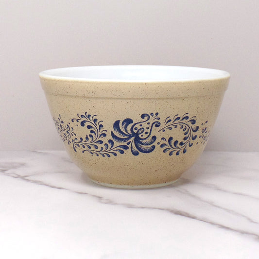Vintage Pyrex 401 Mixing Bowl, 1-1/2 Pt - Homestead (1977-1980)