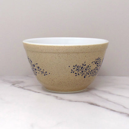 Vintage Pyrex 401 Mixing Bowl, 1-1/2 Pt - Homestead (1977-1980)