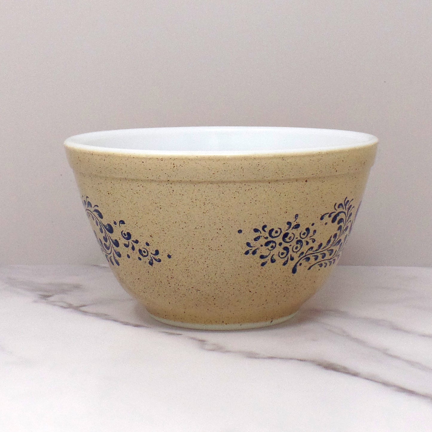 Vintage Pyrex 401 Mixing Bowl, 1-1/2 Pt - Homestead (1977-1980)