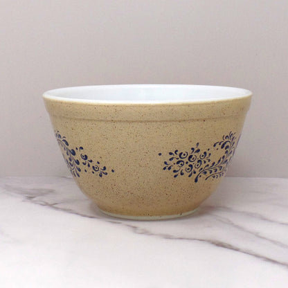 Vintage Pyrex 401 Mixing Bowl, 1-1/2 Pt - Homestead (1977-1980)