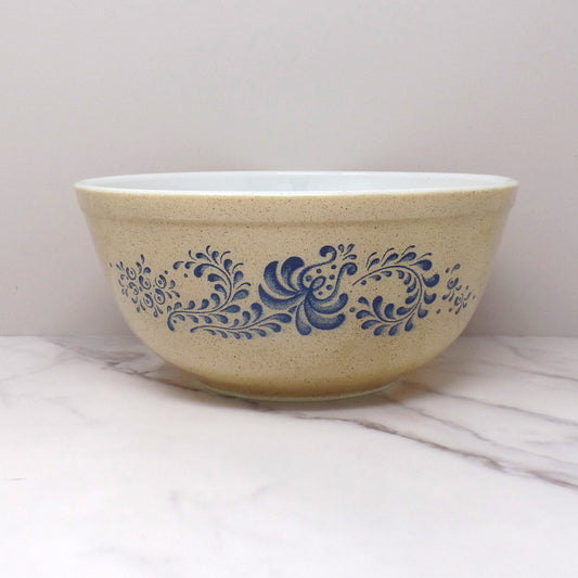 Vintage Pyrex 403 Mixing Bowl, 2-1/2 Qt - Homestead (1976)