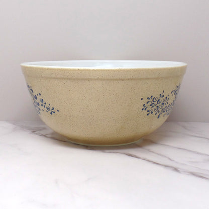 Vintage Pyrex 403 Mixing Bowl, 2-1/2 Qt - Homestead (1976)