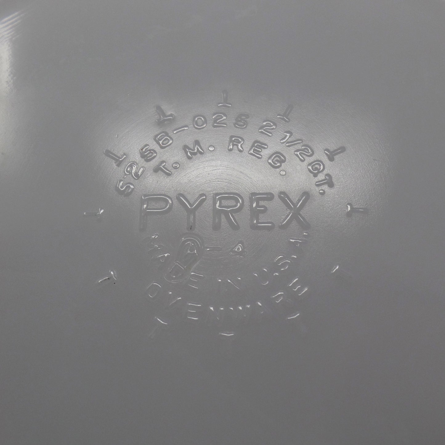 Vintage Pyrex 525B-035, 2 1/2 Qt Square Hostess Bowl, Red (1949-59)