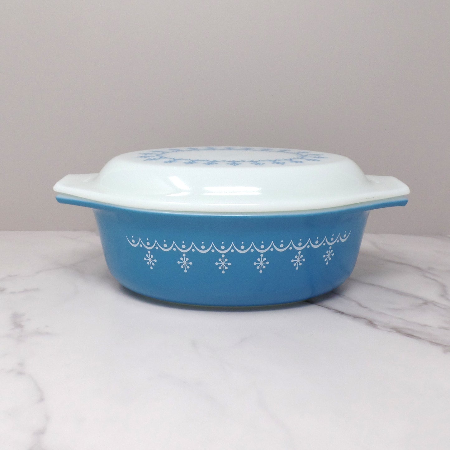 Vintage Pyrex 1 1/2 Qt Oval Casserole with Lid (Model 043), Snowflake Blue (1972-76)