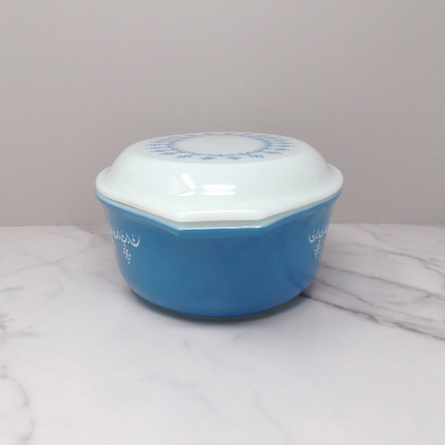 Vintage Pyrex 1 1/2 Qt Oval Casserole with Lid (Model 043), Snowflake Blue (1972-76)