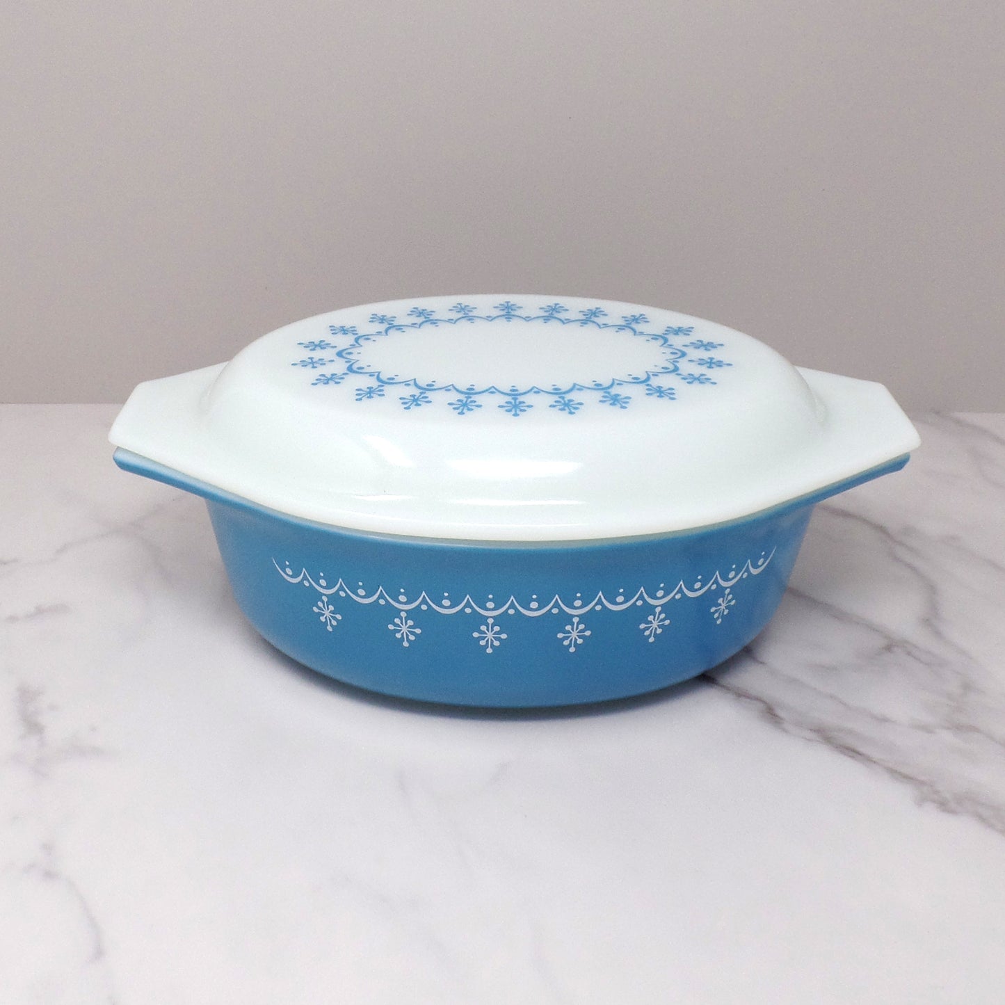 Vintage Pyrex 1 1/2 Qt Oval Casserole with Lid (Model 043), Snowflake Blue (1972-76)