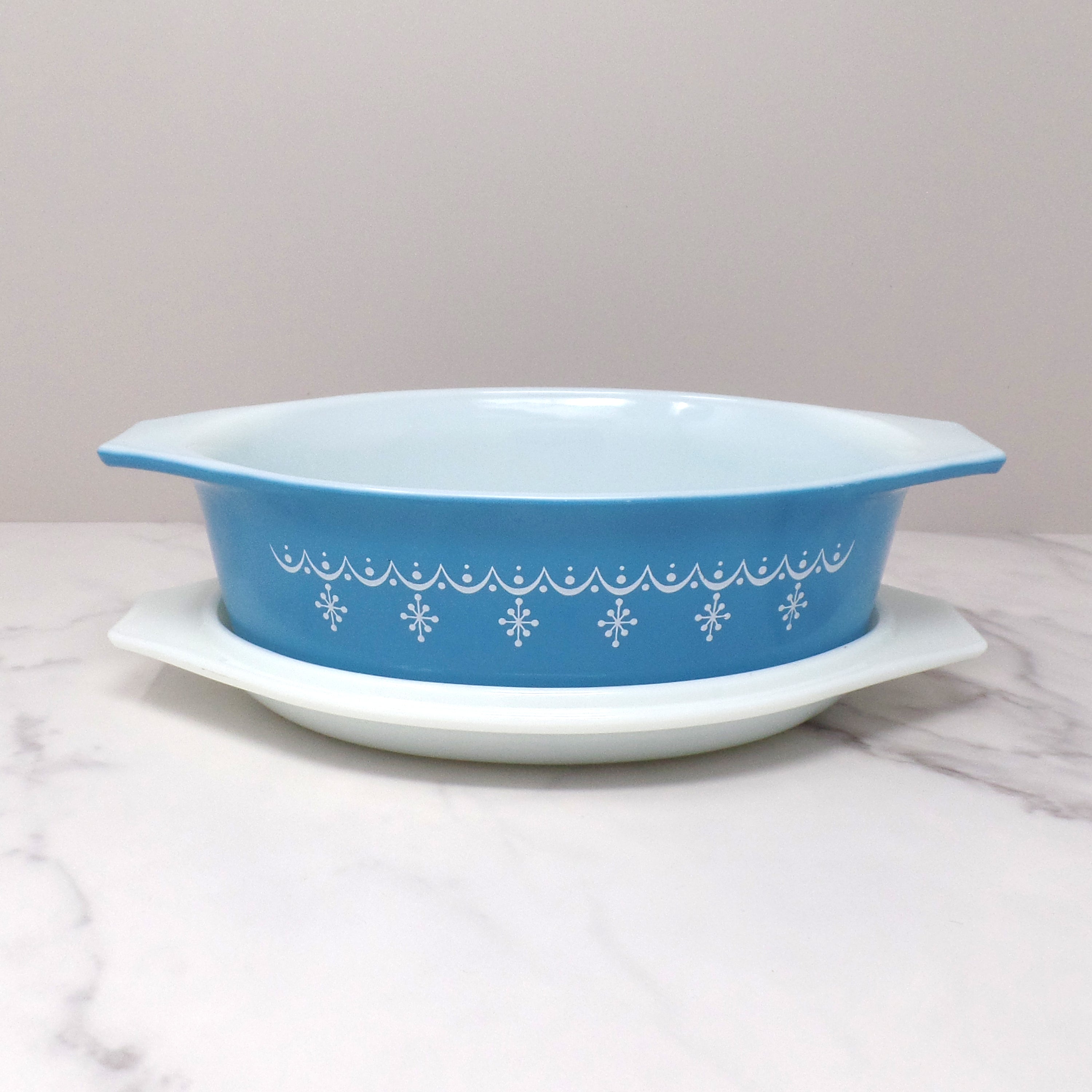 Vintage Pyrex 1 1/2 Qt Casserole 043 Blue Snowflake Garland With buy Lid