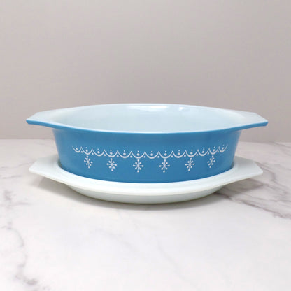 Vintage Pyrex 1 1/2 Qt Oval Casserole with Lid (Model 043), Snowflake Blue (1972-76)