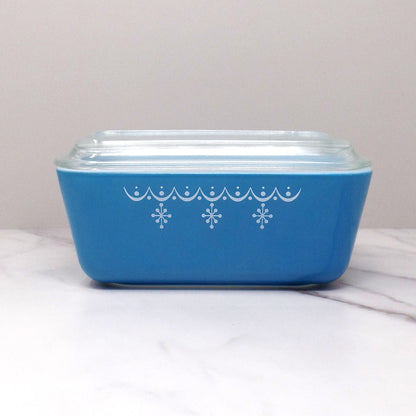 Vintage Pyrex Refrigerator Dish (1 1/2 Pint 502) with Lid - Snowflake Blue (1972-76)