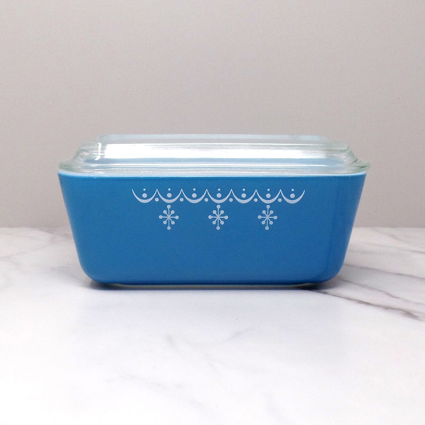 Vintage Pyrex Refrigerator Dish (1 1/2 Pint 502) with Lid - Snowflake Blue (1972-76)