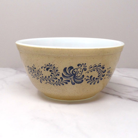 Vintage Pyrex 402 Mixing Bowl, 1 1/2 Qt - Homestead (1976-1980s)