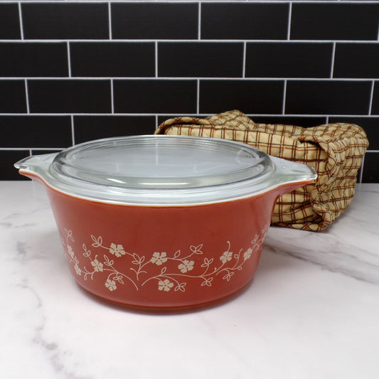 Vintage Pyrex Bake N Carry 1 1/2 Qt Casserole (474-B) - Trailing Flowers (aka Sprig) with Original Cozy and Lid (1980)