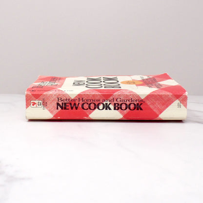 Vintage Cookbook - Better Homes & Gardens New Cook Book, Paperback (1976)